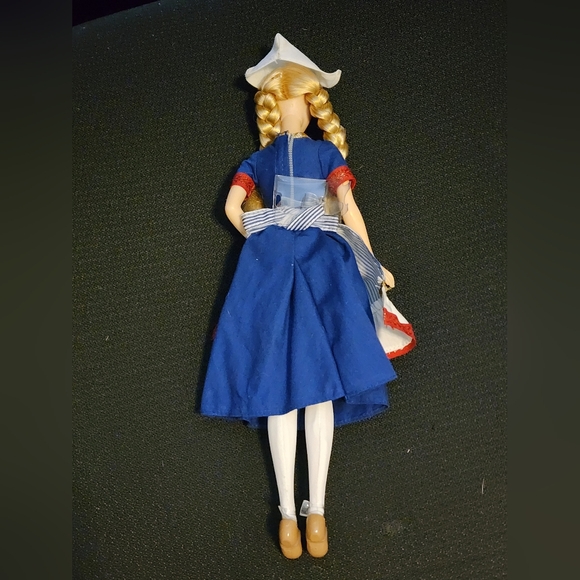 Dolls of the World Pink Label Barbie Holland 2011 and 2013 Girl account Barbie - Picture 3 of 6